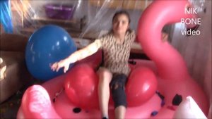 Viele schöne Luftballons platzen mit Vanessa und Lisa DM189