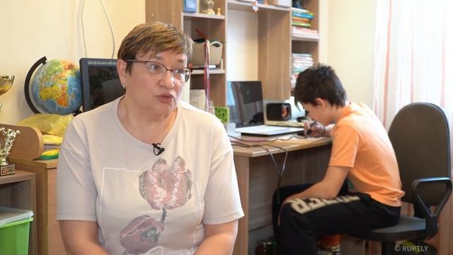 ЮНЫЙ КАРАТИСТ ЗАРАБАТЫВАЕТ НА ВЫЖИГАНИИ ДОСОК