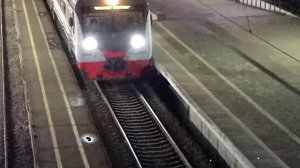 Электропоезд ЭД4М-0453 сообщением Москва - Нижний Новгород следует по 4 пути, вокзал г. Владимир