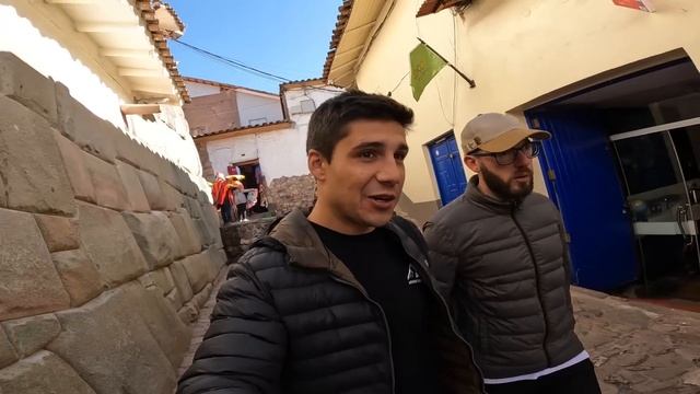 PABLO IMHOFF me GUIA por CUSCO y cuenta sus SECRETOS - PERÚ 🇵🇪 / USHUAIA a ALASKA en MOTO / Cap 62 смотреть онлайн