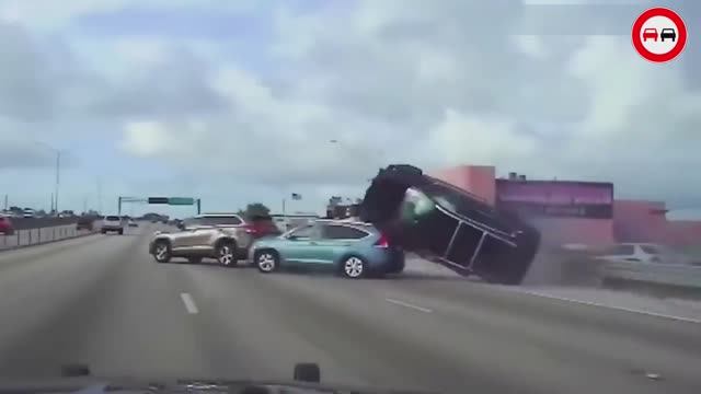 Это видео не для слабонервных! Серьёзные аварии и ДТП на дорогах мира. Лобовые столкновения.