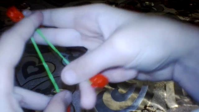 Рябина из резинок на рогатке