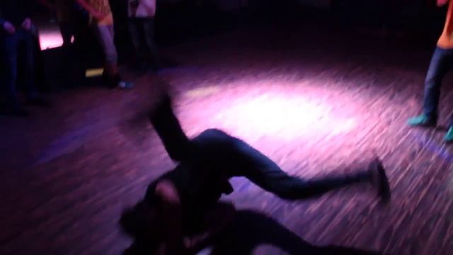 Талдыкорганец. Брэйк дэнс батл. Ночной клуб "SOVA". Танцевал кто хотел :) смотреть онлайн
