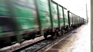 ВЛ10У-877 с грузовым поездом проезжает платформу Вяткино.