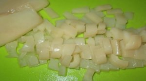 Салат с кальмаром, картофелем и зеленым горошком