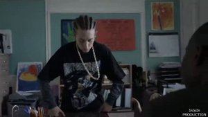 Бесстыжие, Карл Галлагер продаёт оружие в школе