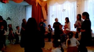 Мамы с детьми танцуют БУГИ-ВУГИ на утреннике в честь 8 марта!!!