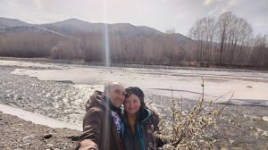 Отмечаем Вербное воскресенье. Нарвали вербу. На речке.