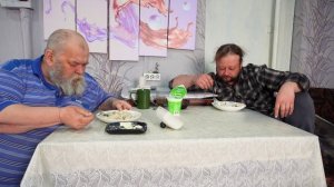 Получила пенсию купила продукты Бедных пенсионеров этот подарок растрогал до слёз Что им купил сын