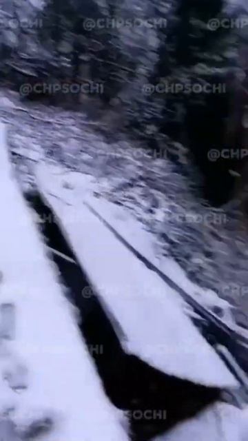 В Сочи машина такси сорвалась в обрыв со скользкой дороги на улице Калужской смотреть онлайн