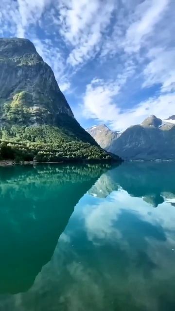 Селение с необычайно красивым озером 🌍Оппстрин, Норвегия  #природа #горы #путешестия #небо #лайк