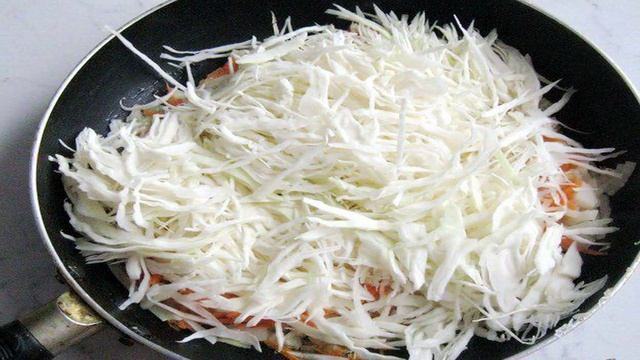Солянка с копченой колбасой и сосисками