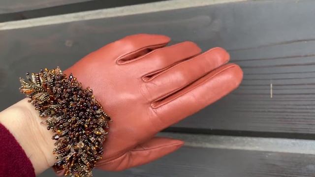 Перчатки из натуральной кожи, модель Кассия декорированная ежами