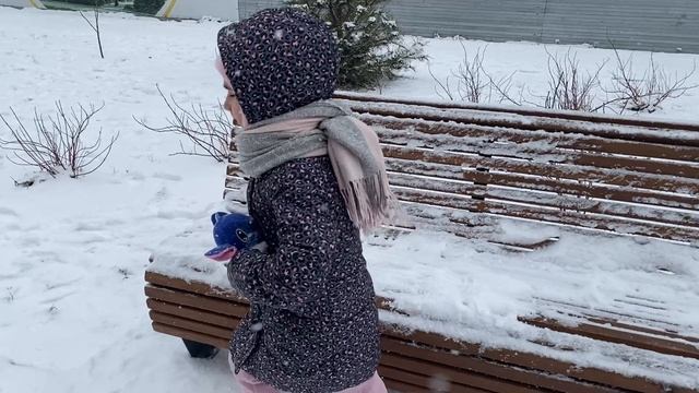 Прогулка с особенной дочкой . Неожиданно выпал снег . Вот это класс.
