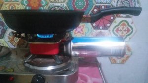 Туристическая газовая печка с баллоном в работе