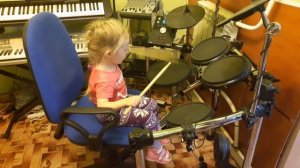 маленький виртуоз игры на барабанах....