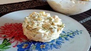 Салат из куриной грудки с овощами и оливками