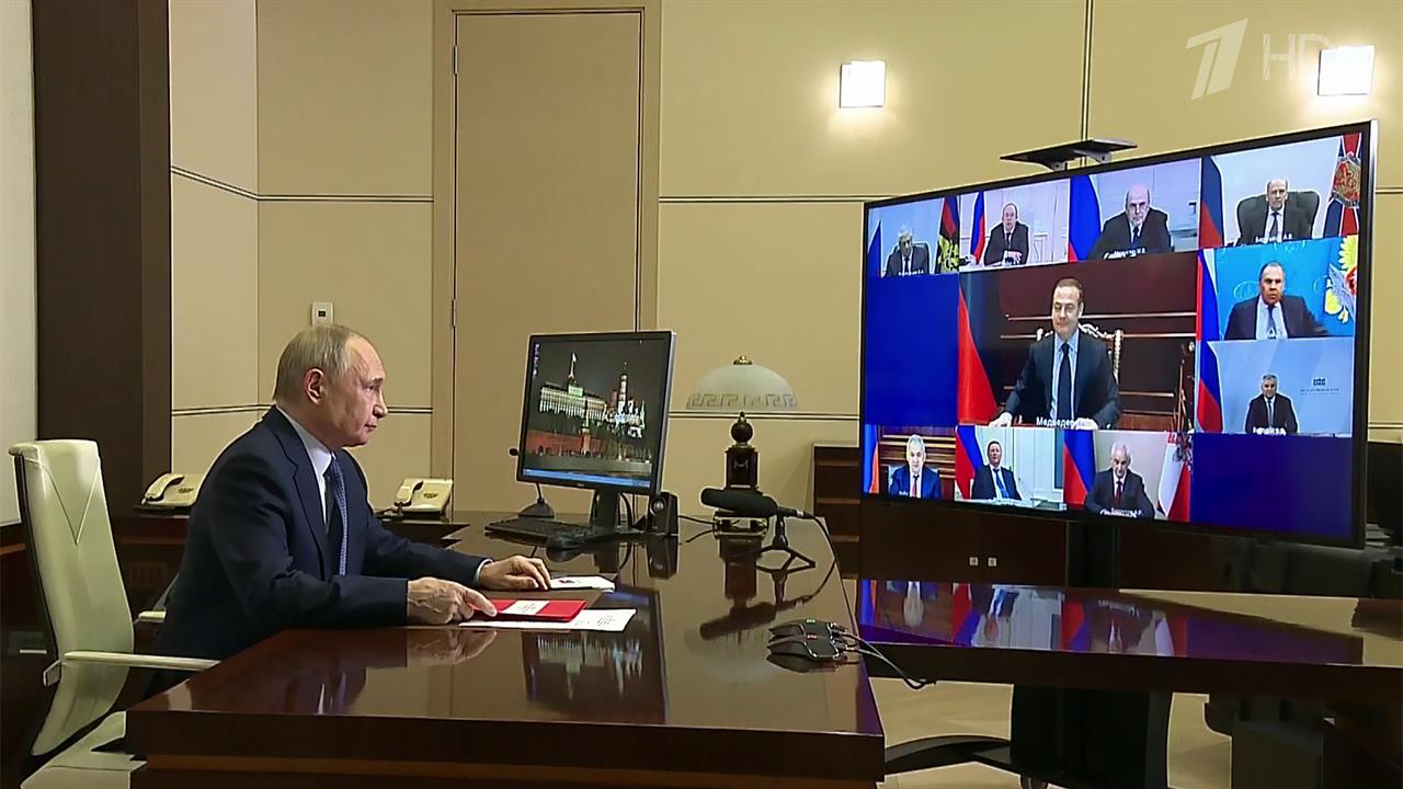 Владимир Путин проводит оперативное совещание Совета Безопасности
