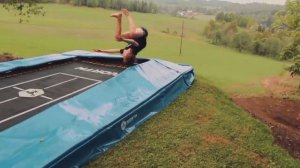 Очень зрелищные прыжки на батуте. Ребята вытворяют невероятные трюки