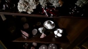 Коллекция камней на полках