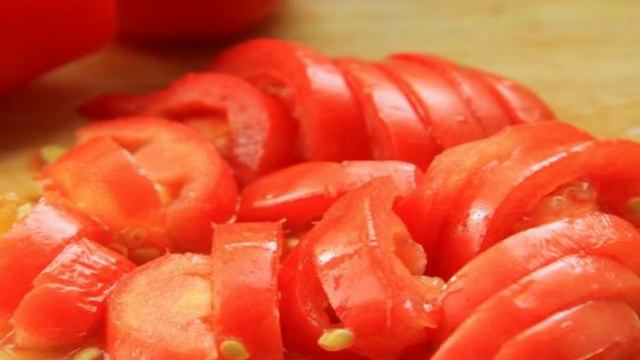 Омлет с летними овощами и колбасой