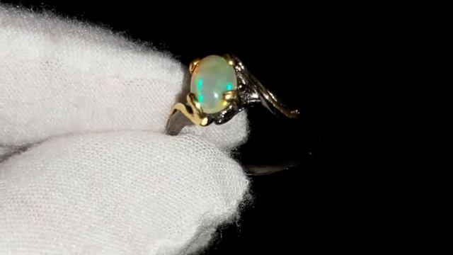 Серебряное кольцо с радужным опалом смотреть онлайн