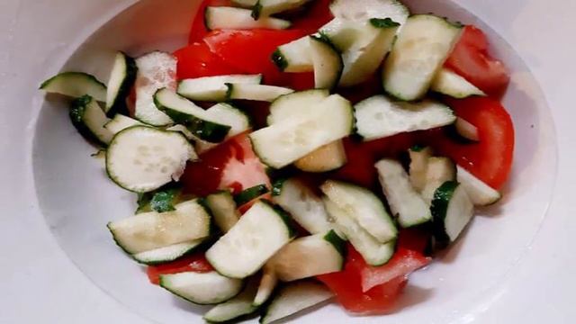 Салат овощной с руколой и сметанной заправкой
