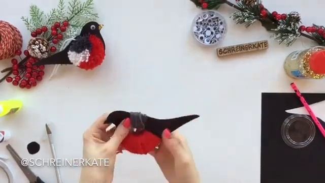 Снегири из ниток и картона.