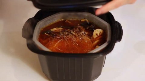Try out - HAIDILAO Instant SELF HEATING Hot Pot (SPICY BEEF flavor)