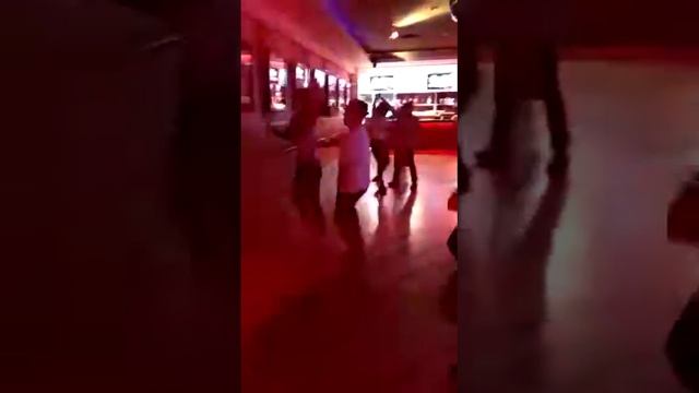 Adriano baila salsa