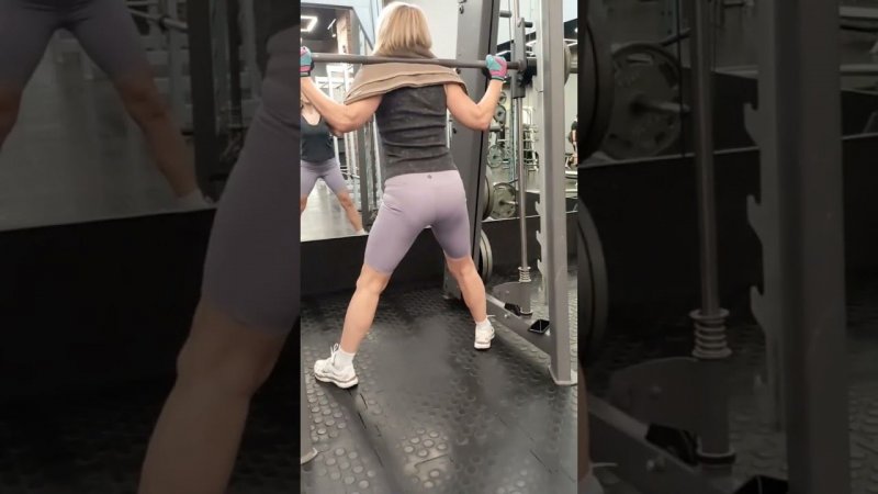 Приседания плие в Смитте #спорт #ягодицы #плие #смитт #упражнениявзале  #sports
