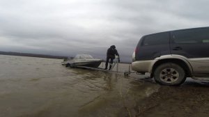 Как я загоняю лодку на прицеп по роликам на мелководье.