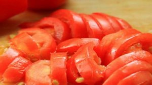 Омлет с летними овощами и колбасой