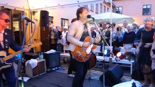 Nisse Hellberg - Håller min dörr på glänt. смотреть онлайн