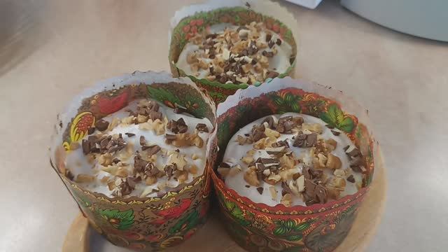 ГОТОВИМСЯ К ПАСХЕ / КРАСИМ ЯЙЦА И ПЕЧЕМ КУЛИЧИ смотреть онлайн