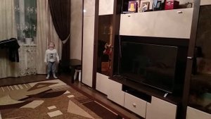 Тимофей играет с шариком