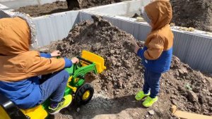 Tractor Excavator JCB 5CX working and Ride on Power Wheels