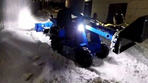 Минипогрузчик 4х4 чистка снега отвалом и челюстным ковшом. Резина Ёлочка в снегу