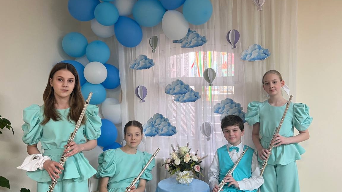 Когда придёт весна – песня из к/ф «Весна на Заречной улице» в исполнении ансамбля «Флейтмотив» смотреть онлайн