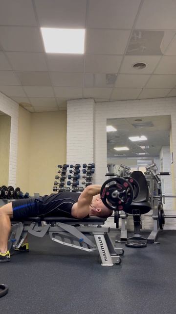Французький жим лежачи з EZ-грифом. French press with EZ-barbell.