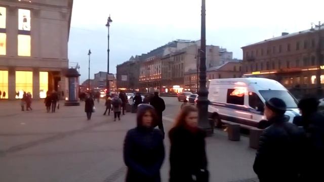 Как обычно. Один пикетчик и взвод - подневольных казенных людей. Московского вокзала С-Петербурга смотреть онлайн