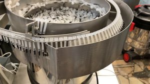 Ориентатор кисточек. Ориентатор вибрационного типа.