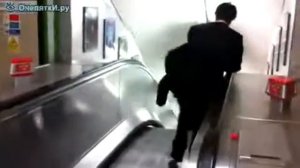 Пьяный на эскалаторе