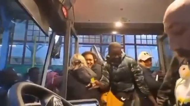 Женщина в Лиссабоне, Португалия, пытается выйти на своей остановке из автобуса.
