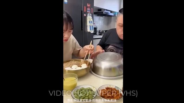 Все самое ВКУСНОЕ отдали любимому СЫНУ, но не тут то было поделился с СЕСТРОЙ, а под тарелкой кусок