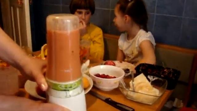 Богдан и Диана делают для всех коктели!!! Каникулы. смотреть онлайн