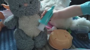играем в детскую больничку, делаем укол плюшевому котику