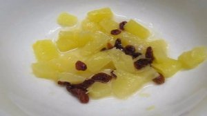 Салат из курицы с ананасом и изюмом