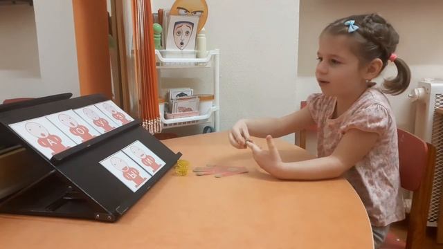 Пропеваем гласные и массируем пальчики