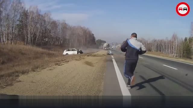 Такое не увидишь даже в Голливудских фильмах. Куда спешат эти безумные водилы???